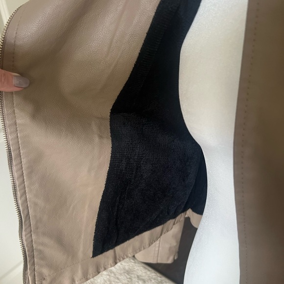 NWOT Roosevelt American College tan faux leather jacket  size M - Picture 6 of 9